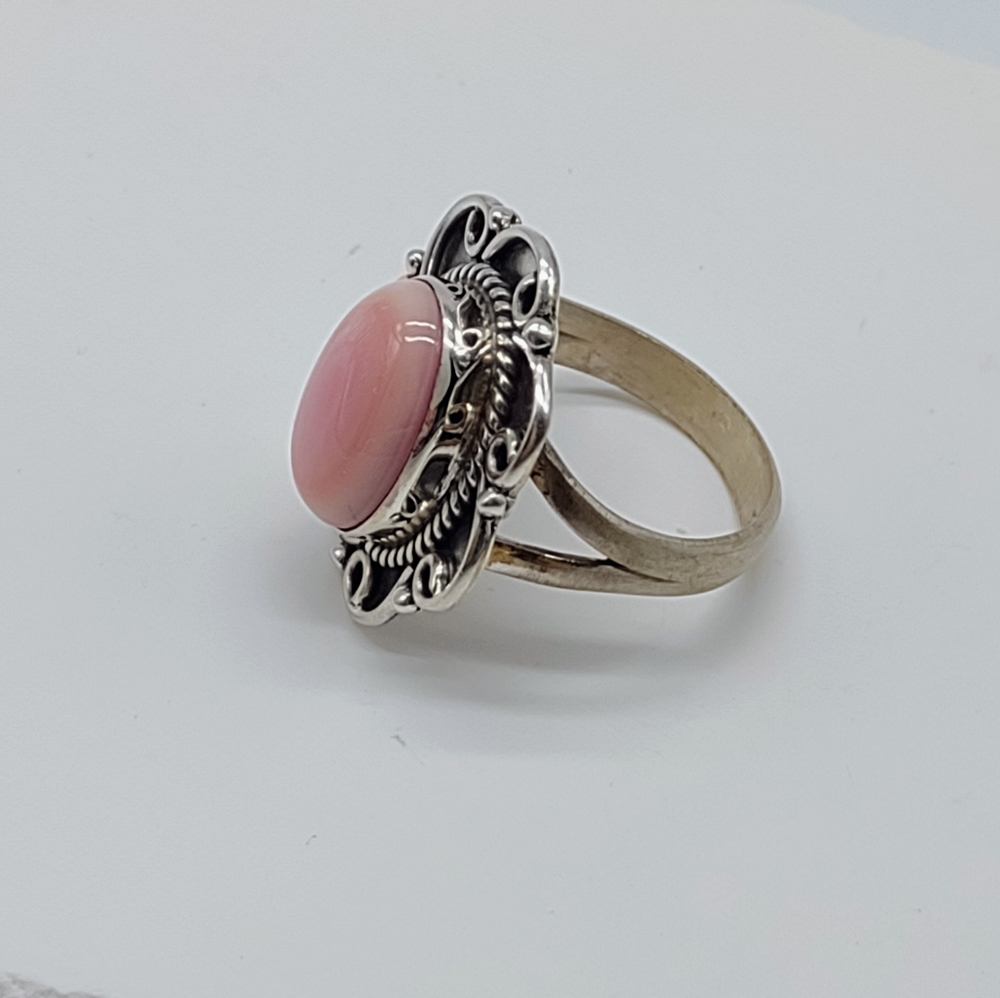 Vintage Navajo Sterling Silver Queen Pink Conch Shell Ring - Picture 3 of 9